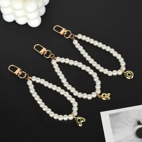 Porte-clés Lettre Or en Perles Artificielles Blanches Mode Coréenne Dragonne de Téléphone Alliage de Zinc Pendentif Lettre Anglaise A-Z Femme