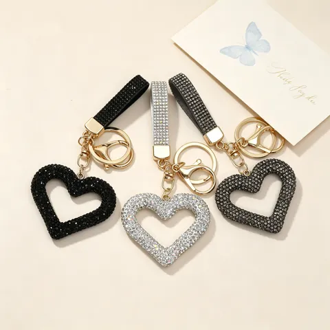 Porte-clés Cœur Ajouré en Strass pour Femmes Alliage de Zinc Électroplaqué Charme de Sac Étincelant Pendentif de Voiture de Luxe