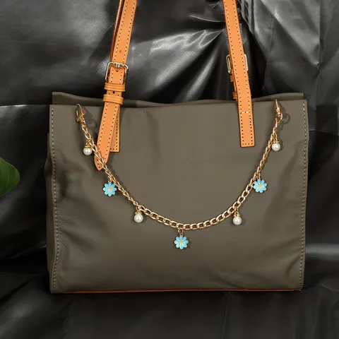 Bijou de Sac Élégant en Alliage Doré Chaîne en Métal Pendentif Marguerite Florale Feuille d'Érable Accessoires de Sac Avec Perle Artificielle Strass