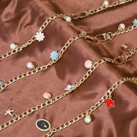 Bijou de Sac Élégant en Alliage Doré Chaîne en Métal Pendentif Marguerite Florale Feuille d'Érable Accessoires de Sac Avec Perle Artificielle Strass
