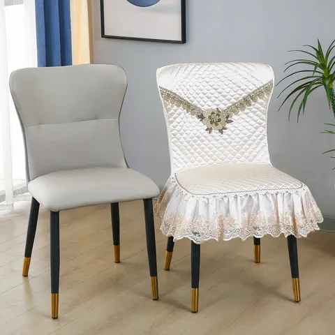 Housse de Chaise Matelassée Épaissie Antidérapante Protecteur de Chaise de Salle à Manger avec Broderie de Volants en Dentelle