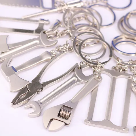 Llavero de Herramienta de Metal Miniatura de Aleación de Zinc Creativo Llave Martillo Alicates Sierra Pala Forma Llavero para Decoración Diaria