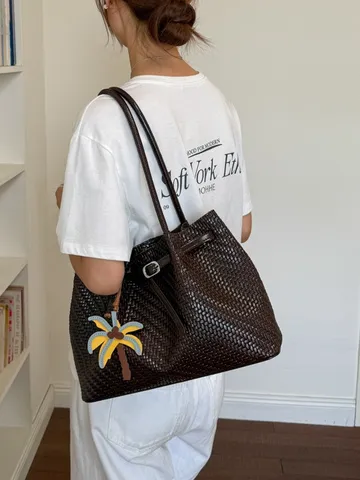 Koreanischer Stil Webstruktur PU Leder Tragetasche Große Kapazität Pendler Schultertasche Mit Palmen Anhänger Für Damen