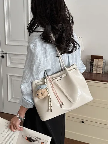 Sac Fourre-tout Grande Capacité pour Femmes en Cuir PU Souple Design Ceinture Sac à Épaule avec Pendentif Peluche