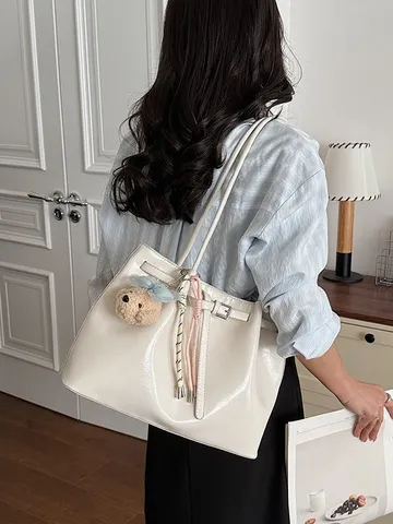Sac Fourre-tout Grande Capacité pour Femmes en Cuir PU Souple Design Ceinture Sac à Épaule avec Pendentif Peluche