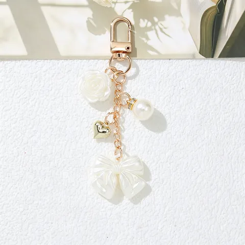 Frische Rose Künstliche Perle Herz Schlüsselanhänger Elegant Schleife Gold Charm Tasche Auto Hängende Dekoration Luxus Damen Geschenk