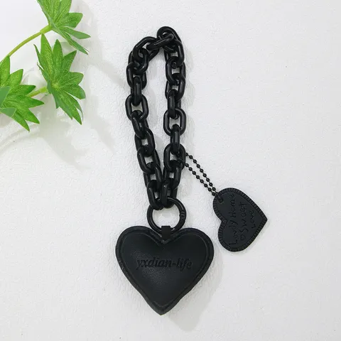 Llavero de Corazón de Cuero Estilo Ins Colgante de Bolso para Mujer Llavero de Corazón Moderno con Cadena de Plástico y Letras