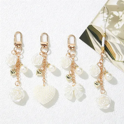 Frische Rose Künstliche Perle Herz Schlüsselanhänger Elegant Schleife Gold Charm Tasche Auto Hängende Dekoration Luxus Damen Geschenk