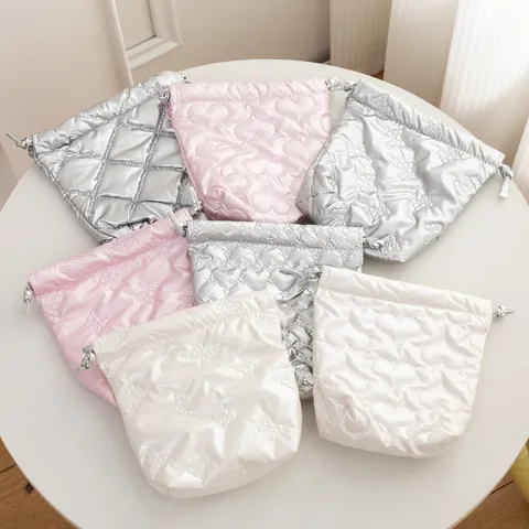 Bolsa de Almacenamiento con Cordón de Cuero PU Brillante Impermeable Acolchada Mariposa Corazón Neceser de Cosméticos Organizador de Maquillaje Portátil
