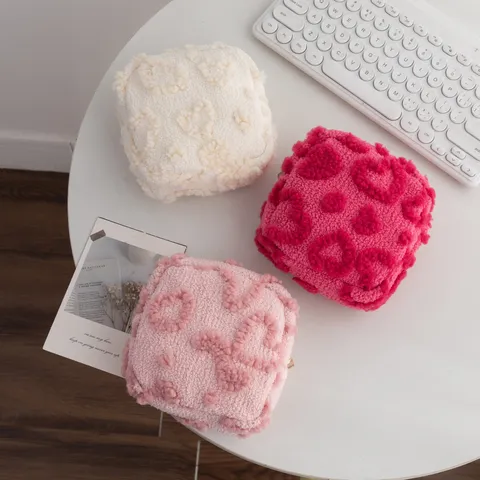 Tragbare Plüsch Kosmetiktasche mit Herzprägung Weiche Fleece Hygienebeutel Aufbewahrungstasche Reise Kulturbeutel Organizer für Damen