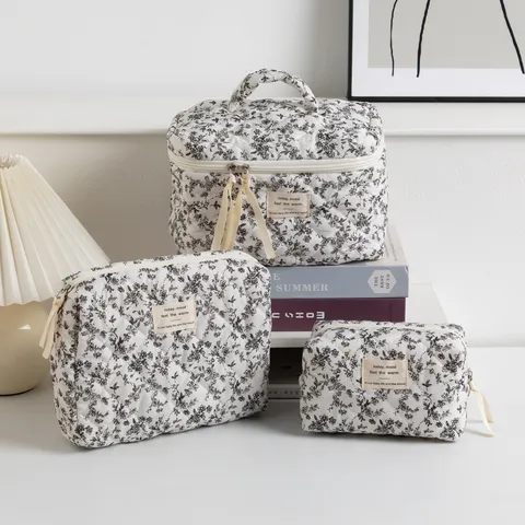Sweet Quilted Floral Cosmetic Bag High Capacity Portable Travel Toiletry Organizer Polyester Printed Zipper Makeup Case For Women
