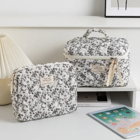 Sweet Quilted Floral Cosmetic Bag High Capacity Portable Travel Toiletry Organizer Polyester Printed Zipper Makeup Case For Women