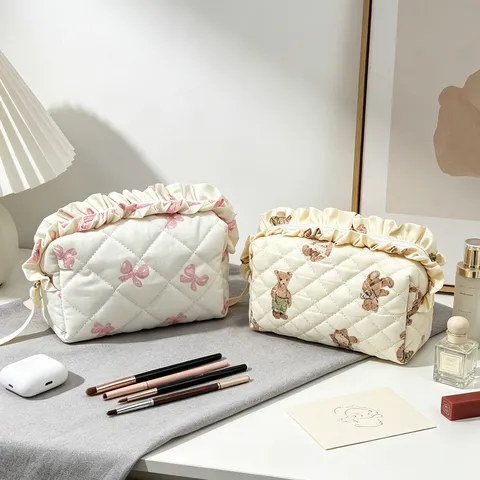 Kosmetiktasche im Koreanischen Stil Gesteppt Floral Mit Süßem Rüschenrand Muster Reißverschluss Tragbare Aufbewahrungstasche Für Damen Reisen Alltag