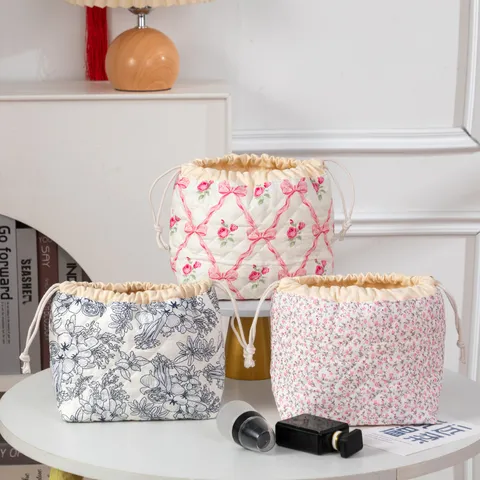 Bolsa de Maquillaje con Cordón Acolchada Organizador de Artículos de Tocador de Viaje Portátil Gran Capacidad Estuche de Cosméticos de Concha Poliéster Floral Oso Bordado Bolsa de Almacenamiento para Mujeres