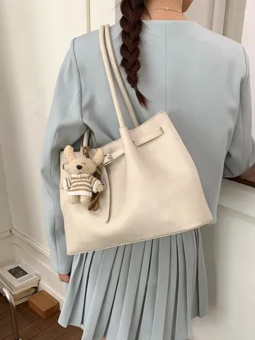 Sac Fourre-tout en Cuir PU Plissé de Niche pour Femmes Avec Pendentif Animal en Peluche Cordon de Serrage Sac à Main de Navettage