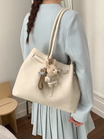 Sac Fourre-tout en Cuir PU Plissé de Niche pour Femmes Avec Pendentif Animal en Peluche Cordon de Serrage Sac à Main de Navettage