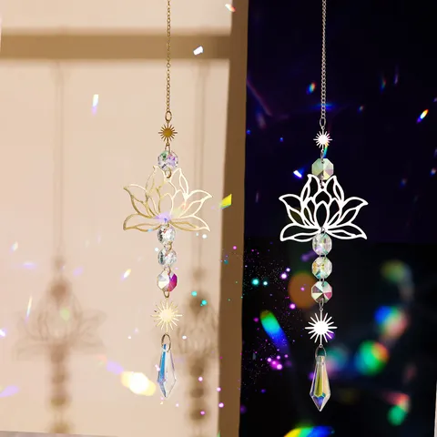 Acchiappasole in Cristallo di Loto in Metallo Campanello a Vento Ornato Sospeso Prisma Creatore di Arcobaleno Per Finestra Giardino Decorazione Casa