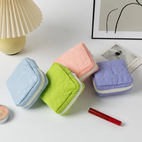 Portamonete Trapuntato a Fiori Carino Morbida Borsa di Stoccaggio per Assorbenti in Poliestere Pochette per Trucco Quadrata con Cerniera in Colore Caramella per Donna