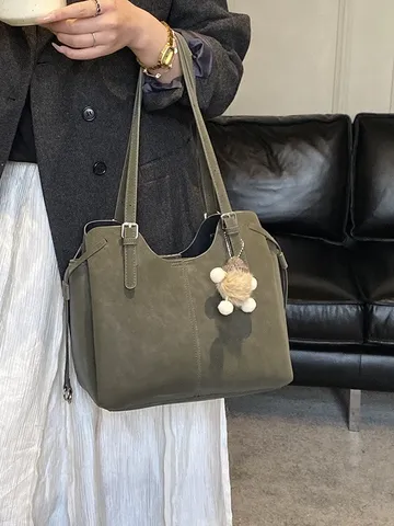 Bolso Tote de Gran Capacidad para Mujer Cuero PU Suave Línea Bordada Bolso de Hombro Conmutador Bolso de Mano Otoño Invierno Con Colgante de Peluche