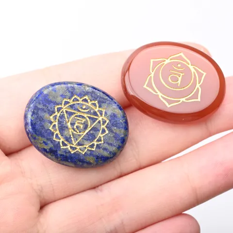 Natürlicher Achat Bergkristall Sieben Chakra Steine Gravierte Runensymbole Yoga Kristall Handflächenstein Set Für Meditation