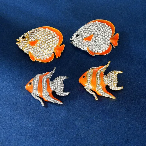 Fashion Alloy Rhinestone Tropical Fish Brooch Shiny Enamel Animal Breastpin Scarf Buckle Accessory For Women Men Jewelry Gift