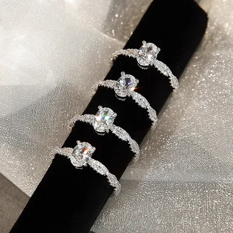 Exquisito Anillo de Plata de Ley S925 con Circonia Ovalada para Mujer Banda Retorcida Lujo Ligero Anillo de Compromiso
