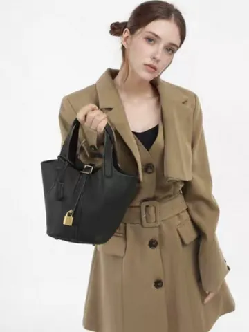 Bolso Cubo Minimalista de Cuero PU para Mujer Bolso Tote de Moda con Encanto de Candado Metálico Bolso de Hombro