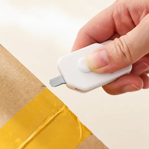 Taglierino di Sicurezza Portatile Apribuste Retrattile Magnetico Mini Coltello Utile per Pacco Espresso Ufficio Casa