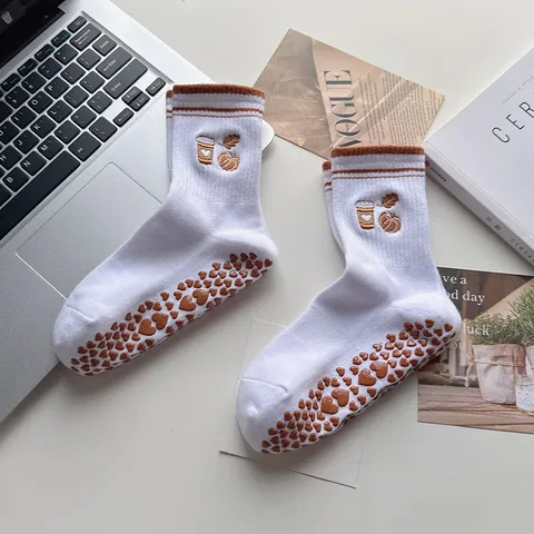 Chaussettes de Yoga Antidérapantes pour Femmes Chaussettes de Sport Fitness Pilates Broderie Mignonne Mélange de Coton Respirant
