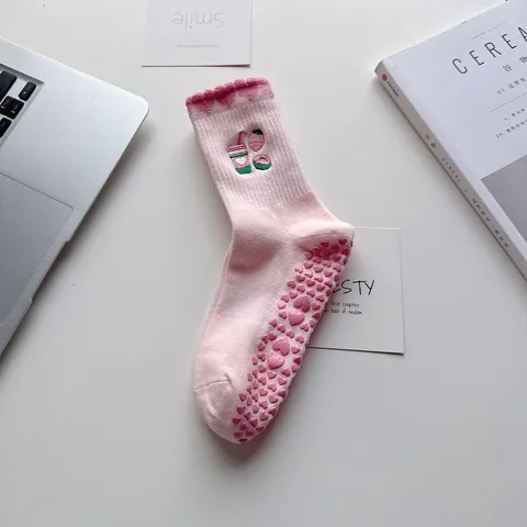 Calcetines de Yoga Antideslizantes para Mujer Lindos Bordados de Frutas Fresa Media Pantorrilla Mezcla de Algodón Pilates Fitness