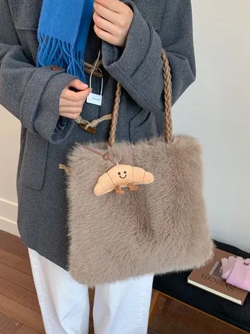 Damen Kunstpelz Tote Bag Große Kapazität Flauschige Handtasche Geflochtener Griff Umhängetasche Mit Croissant Anhänger Für Herbst Winter