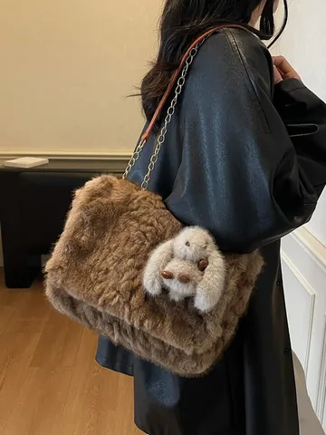 Herbst Winter Plüsch Pelzige Klappe Umhängetasche Für Damen Große Kapazität Kette Schultertasche Mode Kunstpelz Tasche Mit Kaninchen Anhänger