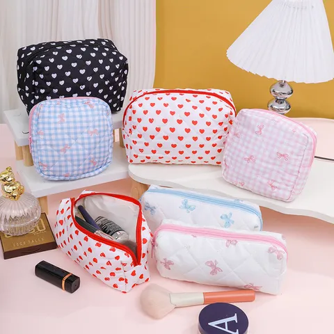 Trousse de Maquillage Matelassée de Grande Capacité Mignon Nœud et Motif Cœur Organisateur de Maquillage Portable Trousse de Toilette Pour Femmes