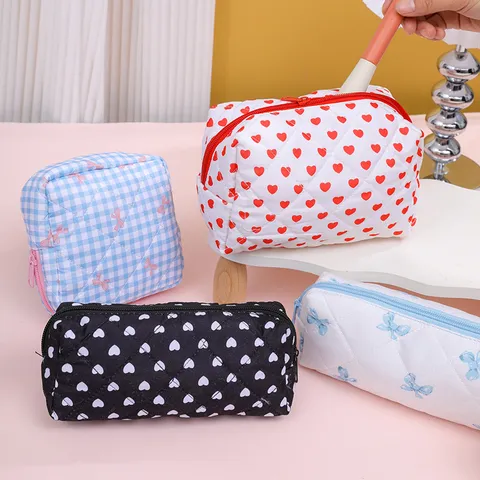 Trousse de Maquillage Matelassée de Grande Capacité Mignon Nœud et Motif Cœur Organisateur de Maquillage Portable Trousse de Toilette Pour Femmes