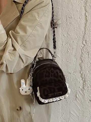 Mini Mochila Estilo Coreano con Estampado de Leopardo para Mujer con Detalles de Encaje y Lazo de Cuero PU con Colgante de Conejo