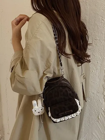 Mini Mochila Estilo Coreano con Estampado de Leopardo para Mujer con Detalles de Encaje y Lazo de Cuero PU con Colgante de Conejo