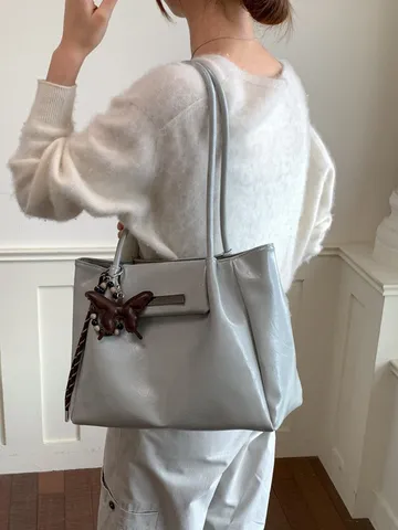 Vintage Einfarbig PU Leder Tragetasche Für Damen Große Kapazität Schultertasche Mode Pendler Achseltasche Mit Schmetterlingsanhänger