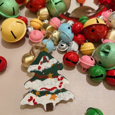 Weihnachtsbaum Holz Hängeornamente Festliche Feiertag Party Dekoration Rote Geschenktüte Weißes Pferd Schleife Schnee Baum