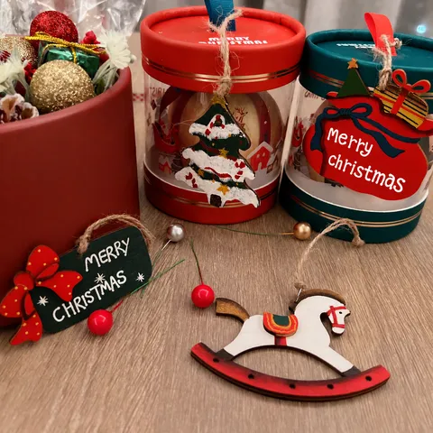 Weihnachtsbaum Holz Hängeornamente Festliche Feiertag Party Dekoration Rote Geschenktüte Weißes Pferd Schleife Schnee Baum