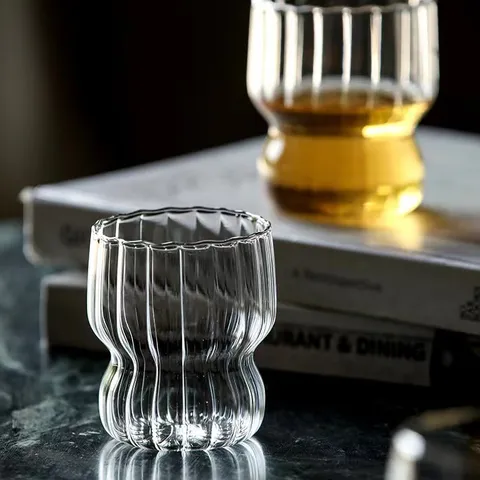 Minimalistischer Borosilikatglas Wasserbecher Vertikal Gestreiftes Abgestuftes Design Kaltgetränkeflasche Für Büro Zuhause