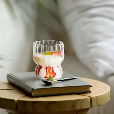 Minimalistischer Borosilikatglas Wasserbecher Vertikal Gestreiftes Abgestuftes Design Kaltgetränkeflasche Für Büro Zuhause