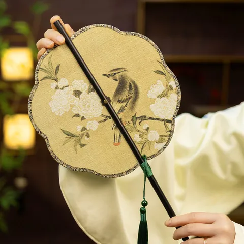 Style Traditionnel Chinois Éventail Pliante Portatif Tissu en Soie Manche en Bambou pour Qipao Hanfu Décoration de Fête