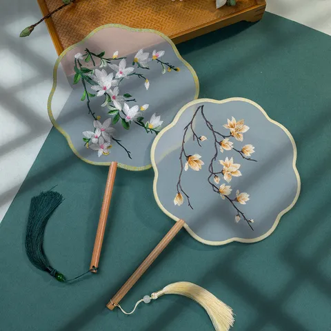 Éventail Rond Brodé de Style Chinois Éventail Damassé en Soie Vintage Avec Poignée en Bois et Glands Pour Hanfu Danse Photographie Décoration