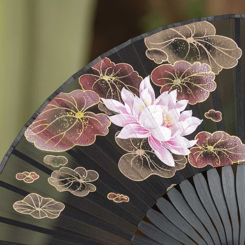 Nouvel Style Chinois Éventail Pliant Marquage à Chaud Motif Lotus Libellule Tissu en Soie avec Glands pour Accessoire Photo Danse Hanfu
