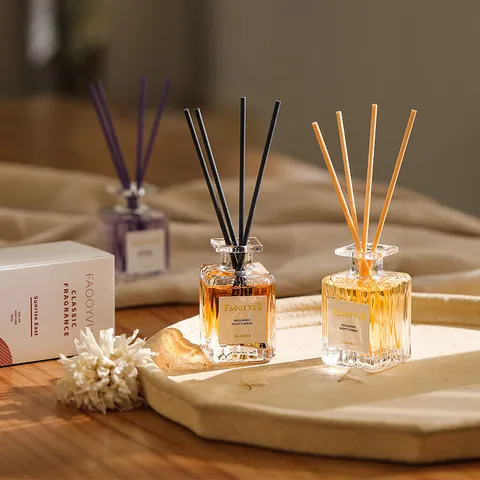 Ensemble Diffuseur de Parfum en Rotin Bouteille en Verre Avec Huile Essentielle et Bâtonnets Désodorisant Longue Durée pour Décoration d'Intérieur