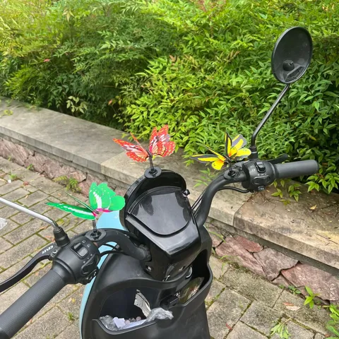 Decoración de Salpicadero y Casco de Coche con Mariposa 3D de Resorte Plástico Lindos Adornos de Insectos Fluttering Accesorios