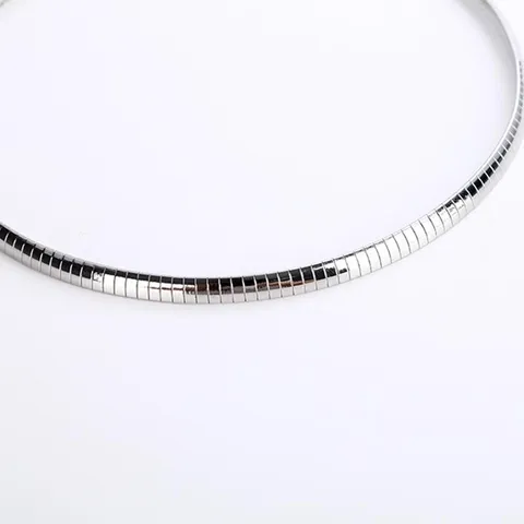 Collier Ras de Cou en Chaîne Serpent Plate en Acier Inoxydable Minimaliste pour Femmes Collier Géométrique en Couches Accessoire de Bijoux de Mode
