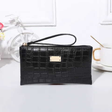 Women's Crocodile Pattern PU Leather Long Wallet Fashion Zipper Clutch Bag with Wrist Strap Daily Purse Card Holder