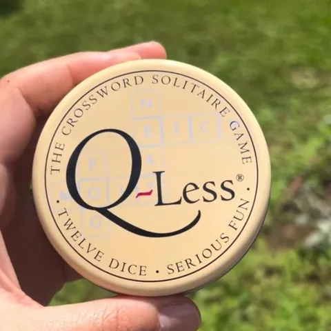 Q-Less Kreuzworträtsel Solitär Spiel Zwölf Würfel Solo Worträtsel Tragbare Metalldose Lernspielzeug Reise Brettspiel