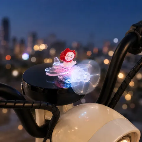 Ornamento per Auto Aereo Luminoso Eolico Rotante LED Luce Colorata Gatto Cartone Animato Decorazione Cruscotto